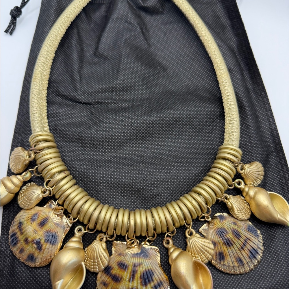Gold Shell Charm Statement 🐚Necklace - Picture 5 of 9